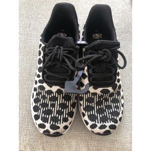 Black and white cheetah print running sneakers